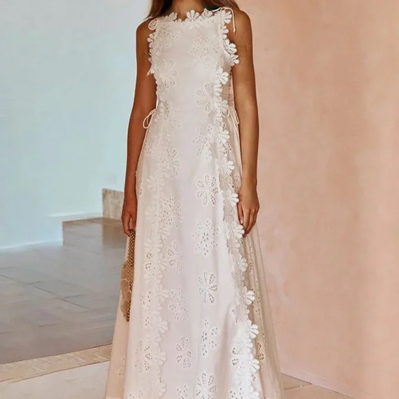 Elegant White Floral Lace Dress - Picture 1 of 5